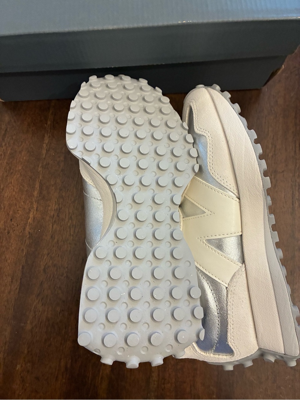 New Balance 327 Sneakers Silver Metallic Sea Salt Women’s 7 Shoes WS327GLA New - Picture 6 of 6